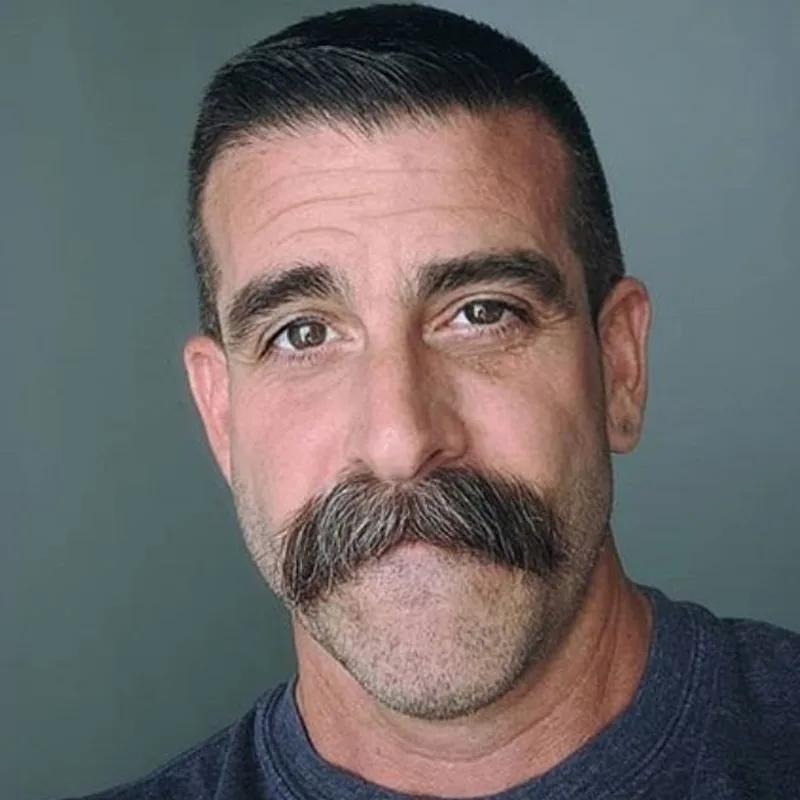 Dolgun Bıyık